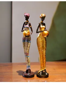 Détail de figurines africaines avec motifs tribaux et colliers dorés pour la décoration