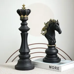 Noordse schaakdecoratieset met koning en ridder van zwarte en gouden hars op boeken