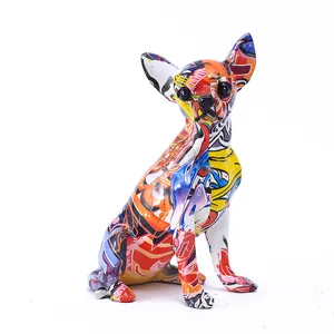 Bunte Chihuahua Hundefigur aus Harz im Graffiti-Stil als moderne Deko-Skulptur