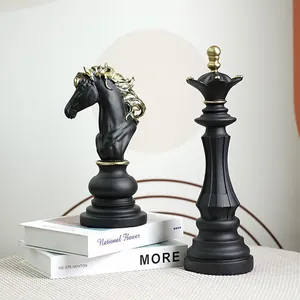 Noordse schaakstukken paard en koningin in mat zwart met goud voor huisdecoratie