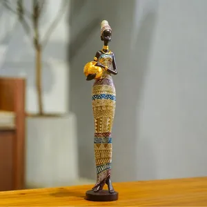Figurine de femme africaine avec bol doré et motifs géométriques tribaux