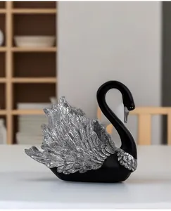 Detail van elegant zwart zwaanbeeld van hars met zilveren veren voor decoratie in huis