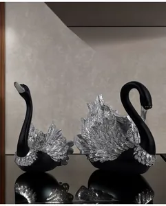 Detail van moderne zwarte zwaan sculpturen met zilveren metallic veertexturen op hars