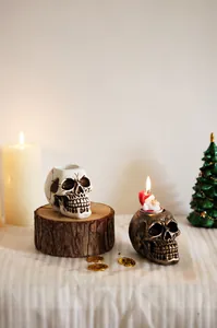 Gedetailleerde schedel kaarsenhouders in ivoor en brons voor Halloween tafeldecoratie