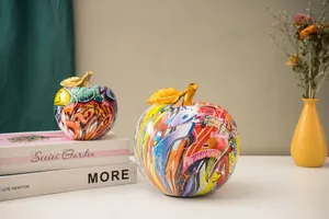 Set decorativo de manzanas graffiti moderno con colores vibrantes y tallos dorados finos