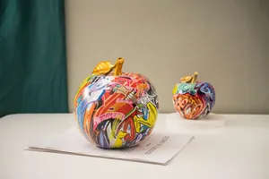 Figuras artísticas de manzanas graffiti con tallos dorados, set de dos adornos creativos