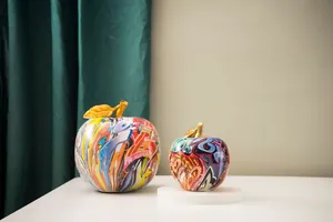Conjunto de esculturas de manzanas con arte graffiti y detalles dorados modernos