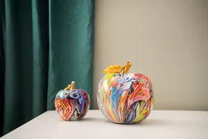Figuras artísticas de manzanas graffiti con hojas doradas en decoración de mesa