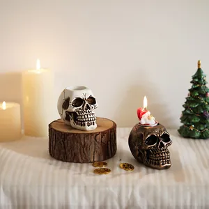 Gothische schedel kaarsenhouder van hars in bot- en bronskleur voor Halloween decor
