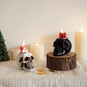 Schedel kandelaar van hars voor Halloween decoratie in zwart en wit voor een feestelijke sfeer