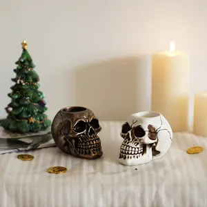 Creatieve schedel kandelaar van hars voor Halloween decoratie in brons en wit vintage look