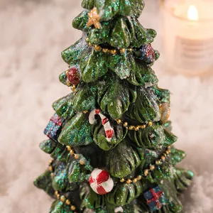 Detailopname van een hars kerstboom ornament met glitters en kleine feestelijke decoraties
