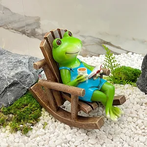 Figurine de grenouille créative en résine sur une chaise à bascule pour bureau