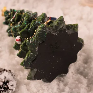 Detail van de zeshoekige stervoet en de getextureerde afwerking van deze kerstboom van hars