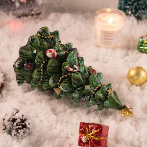 Fonkelende groene kerstboom van hars met glitter en kleurrijke feestelijke ornamenten