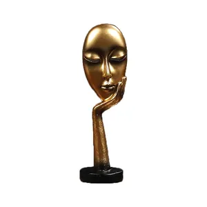 Nordische abstrakte Schweigen-Masken-Skulptur in Mattgold auf schwarzem Rundsockel