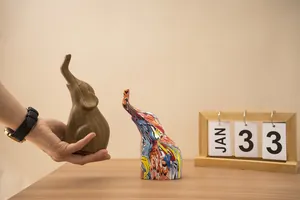 Statues d'éléphants abstraites en grain de bois et graffiti pour décor d'étagère
