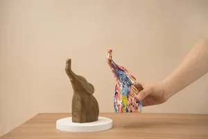 Détails de sculptures d'éléphants en résine style grain de bois et art graffiti abstrait