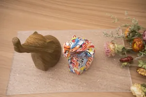 Détail de sculptures d'éléphants avec grain de bois et finition graffiti coloré