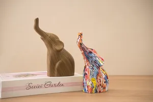 Détail de sculptures d'éléphants abstraits en grain de bois et style graffiti coloré