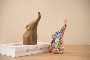 Vue détaillée de sculptures d'éléphants en résine, finitions grain de bois et graffiti
