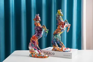 Gedetailleerde close-up van twee paardensculpturen met modern graffiti-kunstontwerp