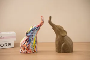 Détail de statues d'éléphants en résine avec finitions graffiti et grain de bois