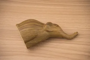 Gros plan détaillé d'une sculpture d'éléphant en résine avec texture de grain de bois naturel