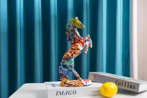 Artistiek paardenbeeldje met kleurrijke graffiti-watertransferprint op kunsthars