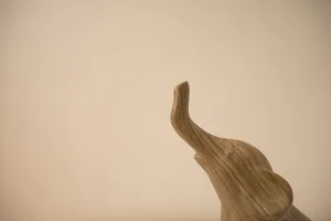 Gros plan d'une sculpture d'éléphant abstraite montrant le grain du bois et les détails