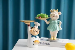 Détail de figurines créatives en résine avec plateaux dorés pour la décoration intérieure