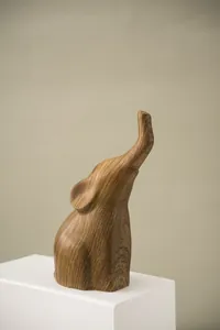 Vue détaillée de sculpture d'éléphant abstrait avec texture réaliste de grain de bois