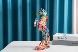 Modern graffiti paardbeeld van hars met kleurrijke pop-art afwerking op witte tafel