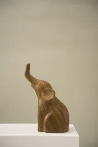 Gros plan d'une sculpture d'éléphant abstraite montrant la texture boisée de la résine
