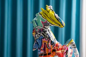 Detailopname van paardenbeeld met levendig kleurrijk graffiti-straatkunstpatroon