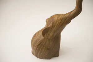 Vue macro d'une sculpture d'éléphant abstraite montrant la texture du grain du bois en résine