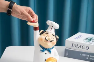 Détail d'une figurine de chef en résine avec plateau pour entrée et décoration de table