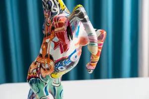 Detail van levendig graffiti paardensculptuur met glanzende harsafwerking op tafel
