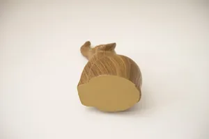 Vue détaillée du bas d'une sculpture d'éléphant abstraite avec finition grain de bois