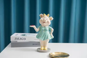 Vue détaillée d'une figurine de porc en robe à pois tenant un bloc d'affichage rouge