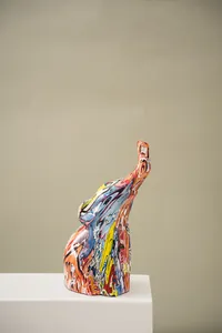 Détail de la sculpture d'éléphant en graffiti coloré fabriquée en résine de haute qualité
