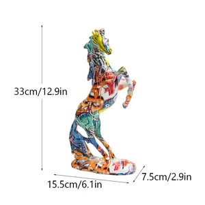 Detail van de 33 cm hoge graffiti paard sculptuur tegen een witte achtergrond opname