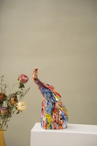 Détail de la sculpture d'éléphant en graffiti coloré en résine pour décor moderne