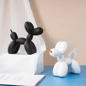 Détail de la sculpture de chien ballon en résine mate avec museau doré et base antidérapante