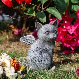 Statue d'ange chat commémorative avec ailes et texture pierre sur herbe pour animaux
