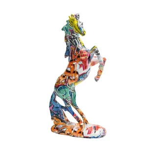 Macro-opname van graffiti paardenbeeld met levendige watertransferdruk details