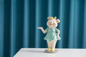 Détail de figurine cochon en résine avec plateau doré pour rangement d'entrée