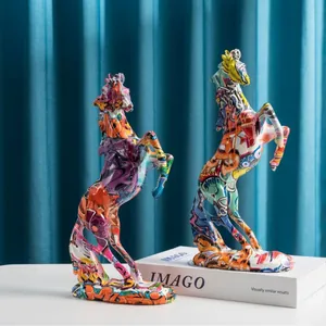 Moderne Amerikaanse Stijl Graffiti Paardenbeeld Synthetische Hars Dierlijke Sculptuur Kleurrijke Hengst Figuur Home Office Tafel Decoratie