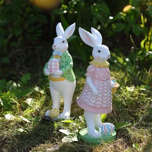 Figuras de conejo de Pascua con huevos de colores para decoración de jardín y césped exterior