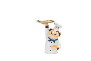 Vue détaillée d'une figurine de chef en résine tenant un plateau doré rond